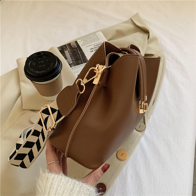 Wide Strap Single Shoulder Diagonal Bucket Bag
