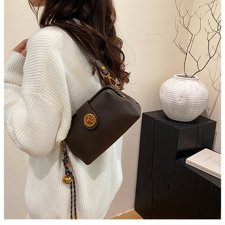 High Sense Niche Female Autumn And Winter New Retro Frosted Crossbody Bag