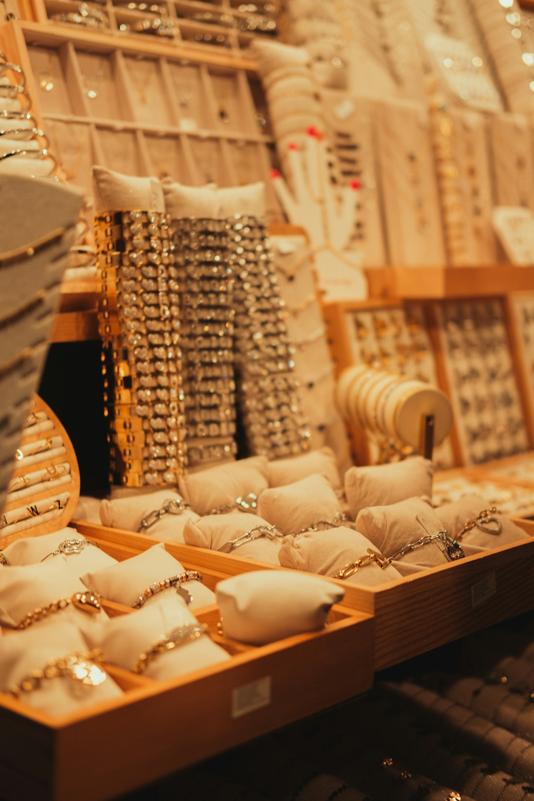 a display case filled with lots of jewelry