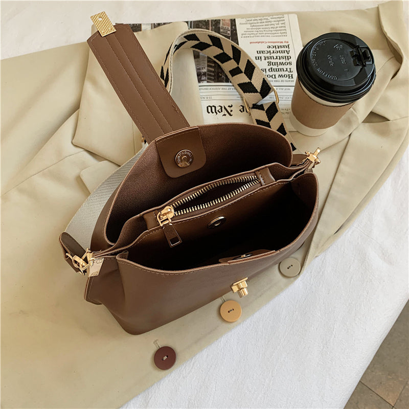 Wide Strap Single Shoulder Diagonal Bucket Bag