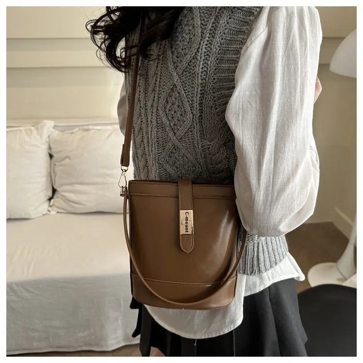 Hand Holding Bucket  Women's One Shoulder Crossbody Bag