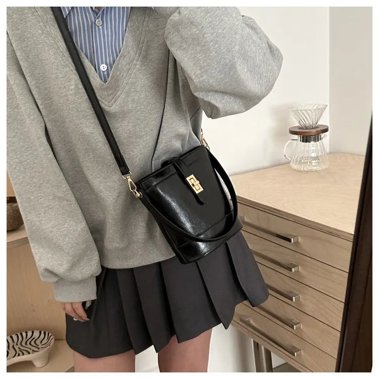 Hand Holding Bucket  Women's One Shoulder Crossbody Bag