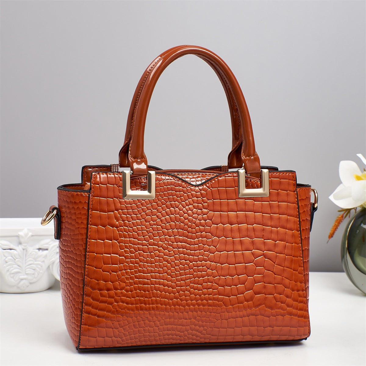 Sleek, Stylish Tote And Clutch Set For Women With A Large Capacity