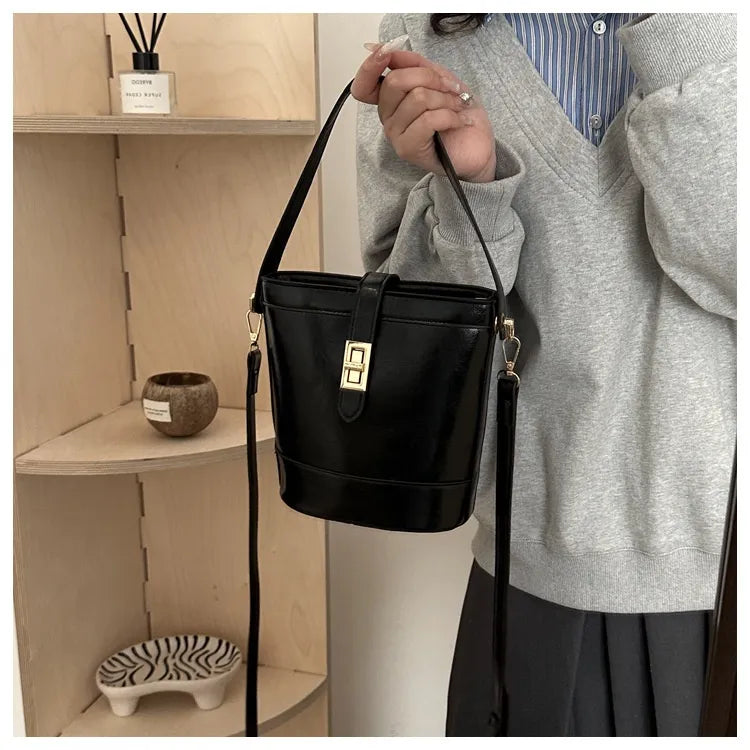 Hand Holding Bucket  Women's One Shoulder Crossbody Bag