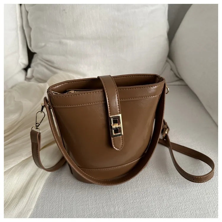 Hand Holding Bucket  Women's One Shoulder Crossbody Bag