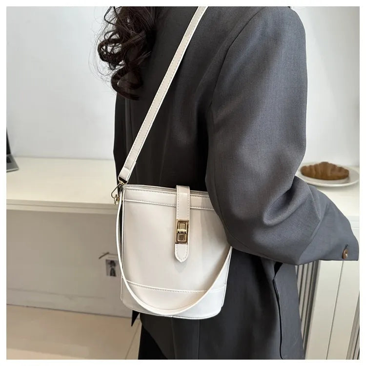 Hand Holding Bucket  Women's One Shoulder Crossbody Bag