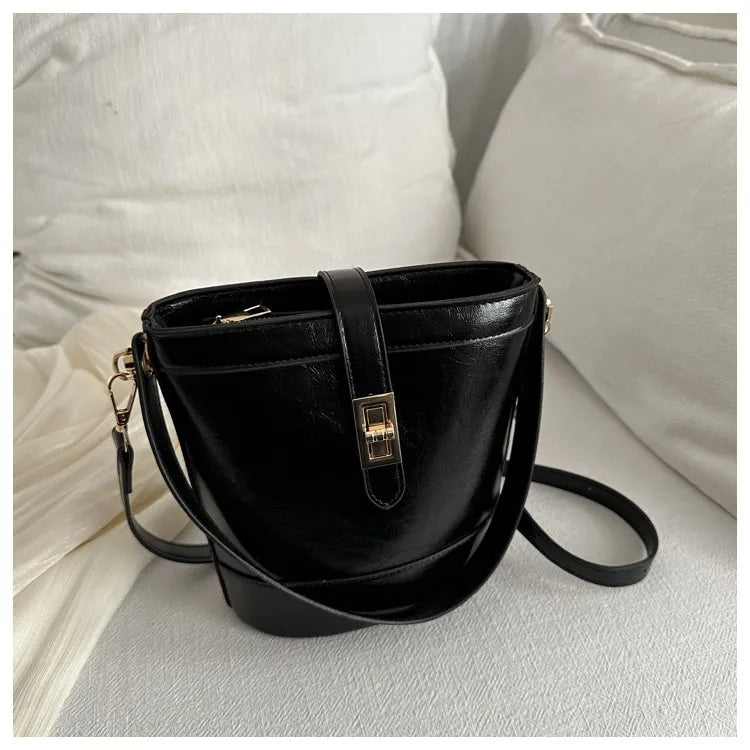 Hand Holding Bucket  Women's One Shoulder Crossbody Bag