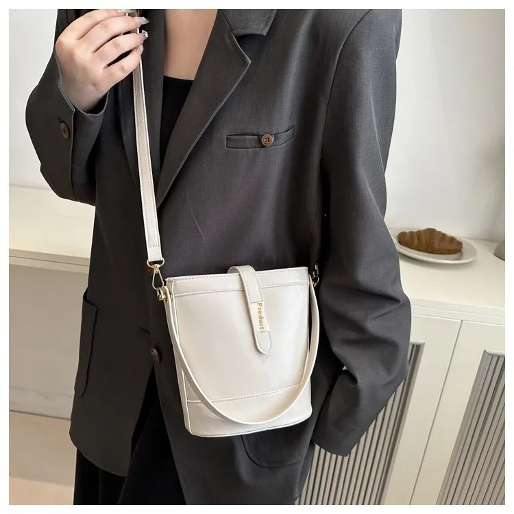 Hand Holding Bucket  Women's One Shoulder Crossbody Bag