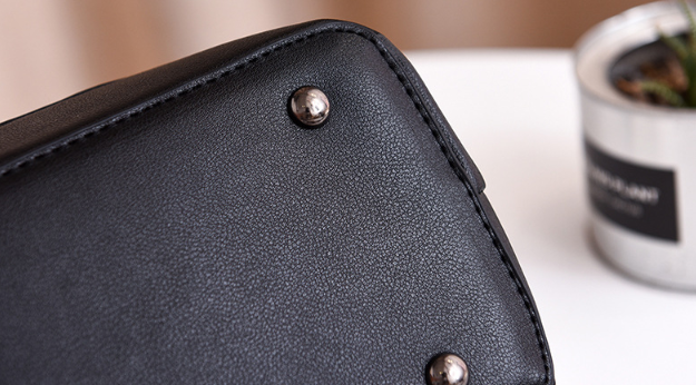 Large cross-body chain bag