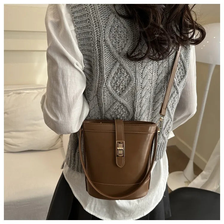 Hand Holding Bucket  Women's One Shoulder Crossbody Bag