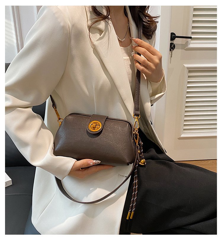 High Sense Niche Female Autumn And Winter New Retro Frosted Crossbody Bag
